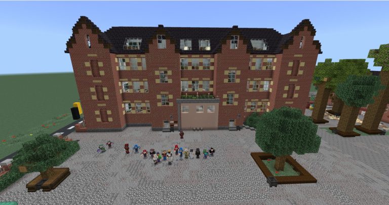 Nachbau des Diesterweg-Gymnasiums in Minecraft, davor stehen zahlreiche Spielfiguren